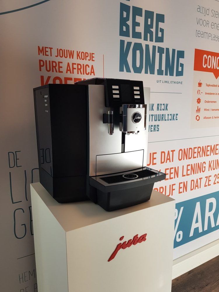 Jura X8 zakelijke koffiemachine in de Pure Africa showroom