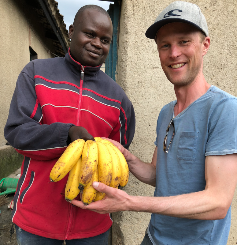 Relatiegeschenk bij bezoek microkredieten in Afrika