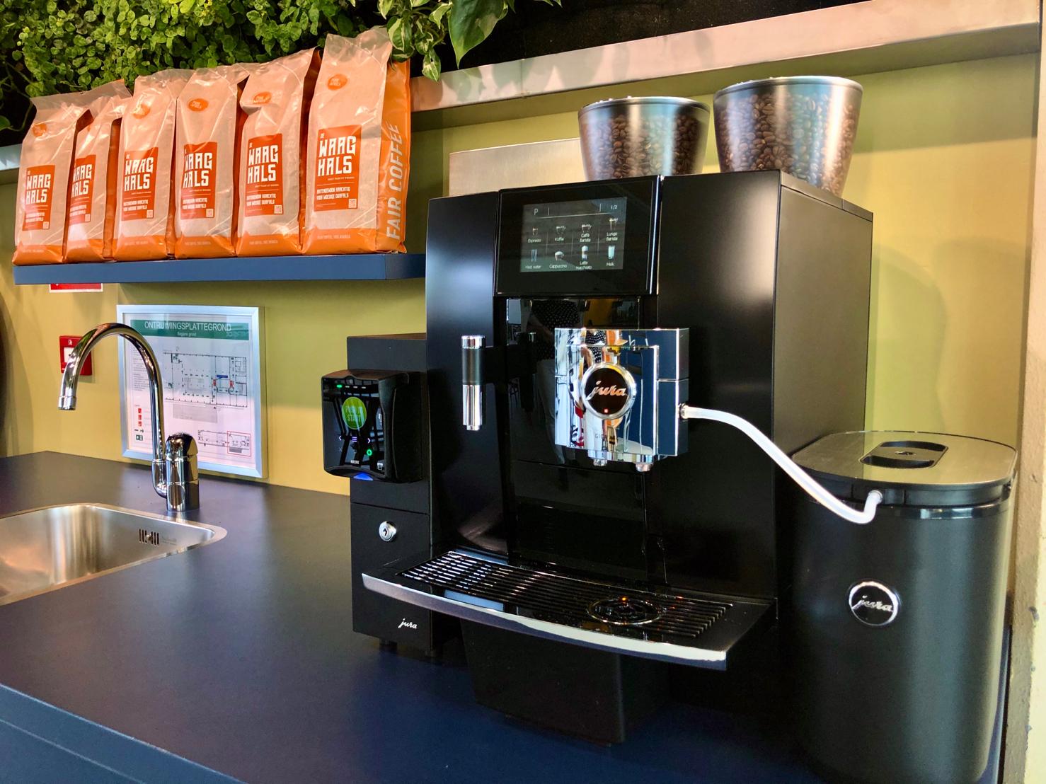 Machine en koffie op kantoor